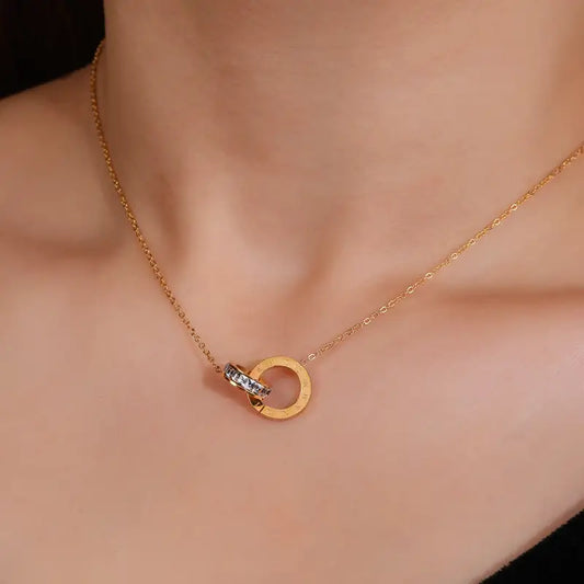 Gold interlocking circle necklace