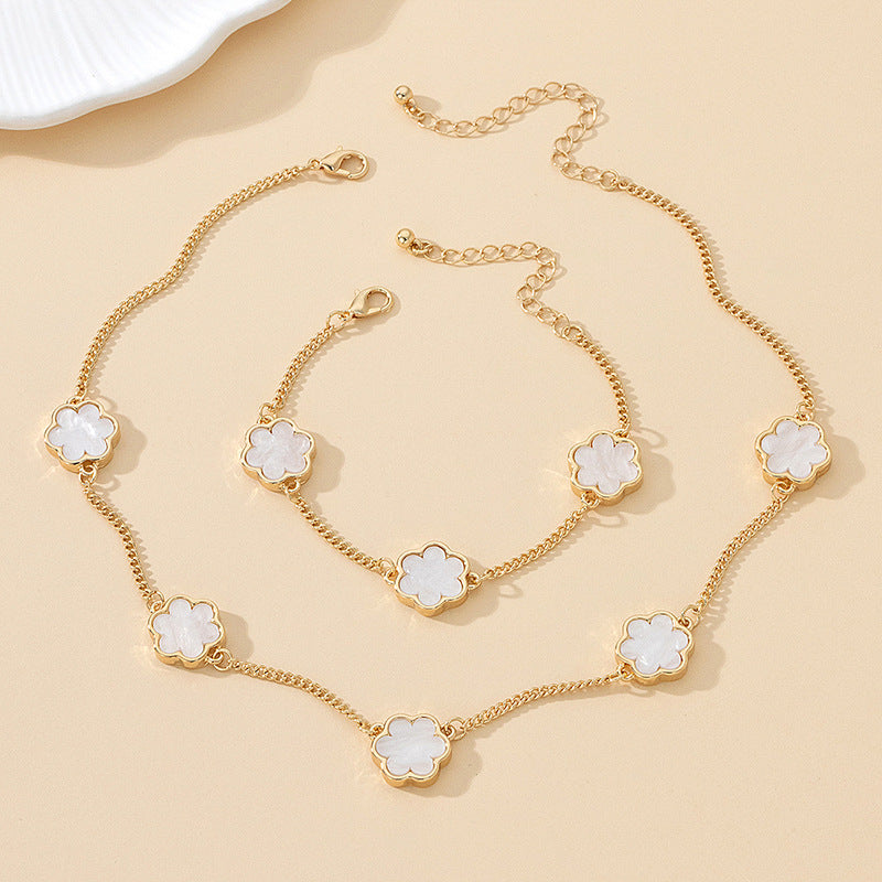 Gold-plated necklace and bracelet set with white clover flower charms